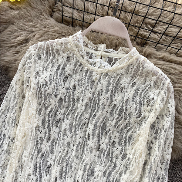 Bluză de damă modernă din dantelă cu mâneci lungi în alb, negru și bej