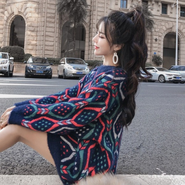 Pulover de dama modern cu decolteu rotund si model in albastru si roz