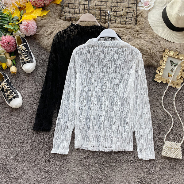 Bluză de damă modernă din dantelă cu mâneci lungi în bej, alb și negru