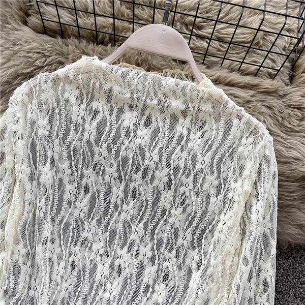 Bluză de damă modernă din dantelă cu mâneci lungi în bej, alb și negru