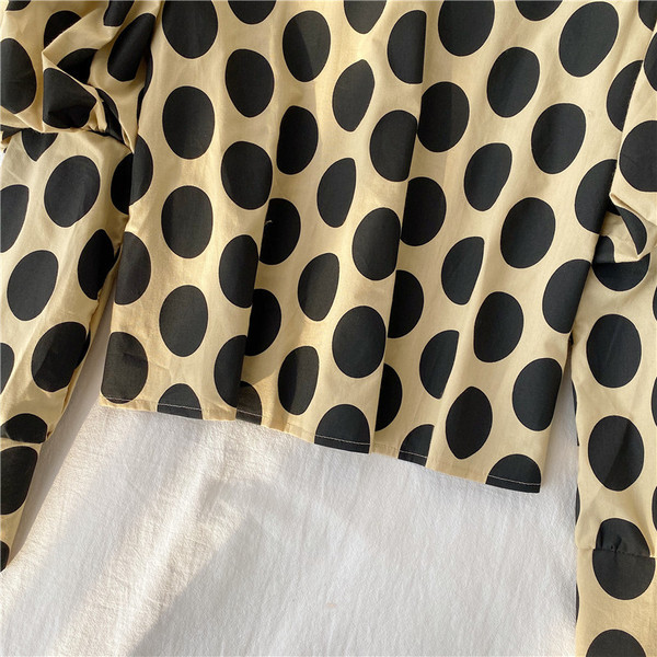 Bluză de damă modernă cu decolteu oval și mâneci bufante în două culori