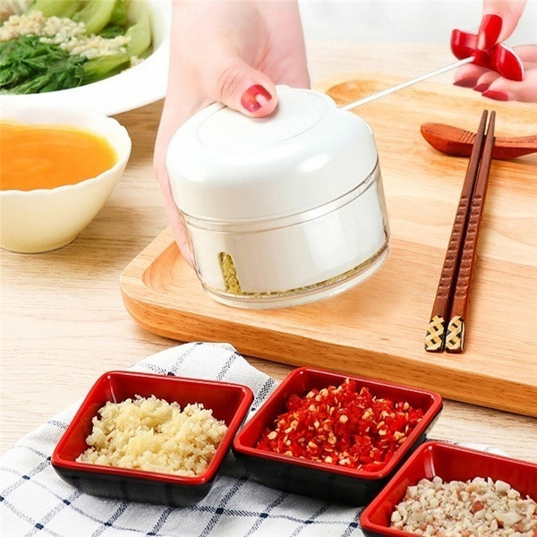 Tocator de mana mic cu o capacitate de 170 ml potrivit pentru usturoi, nuci si legume mici in alb