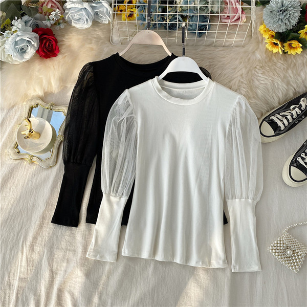 Bluză de damă modernă cu mâneci din tul în alb și negru