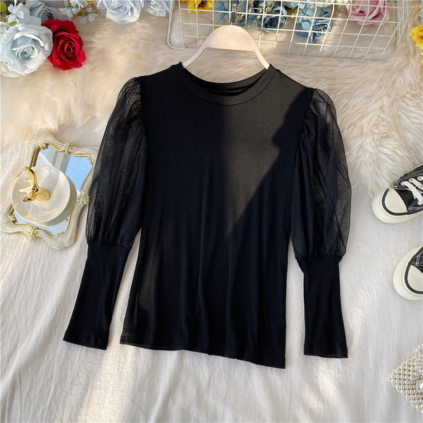 Bluză de damă modernă cu mâneci din tul în alb și negru