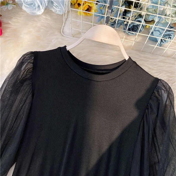 Bluză de damă modernă cu mâneci din tul în alb și negru