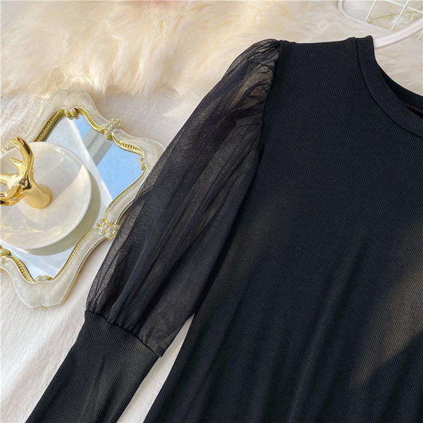 Bluză de damă modernă cu mâneci din tul în alb și negru