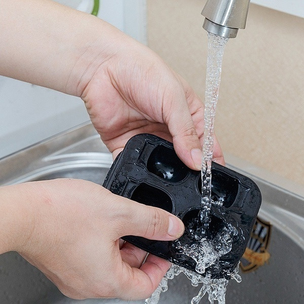 Силиконова форма за четири броя лед в черен цвят - Череп