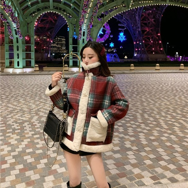 Palton de iarnă strâmt în carouri, cu nasturi și buzunare