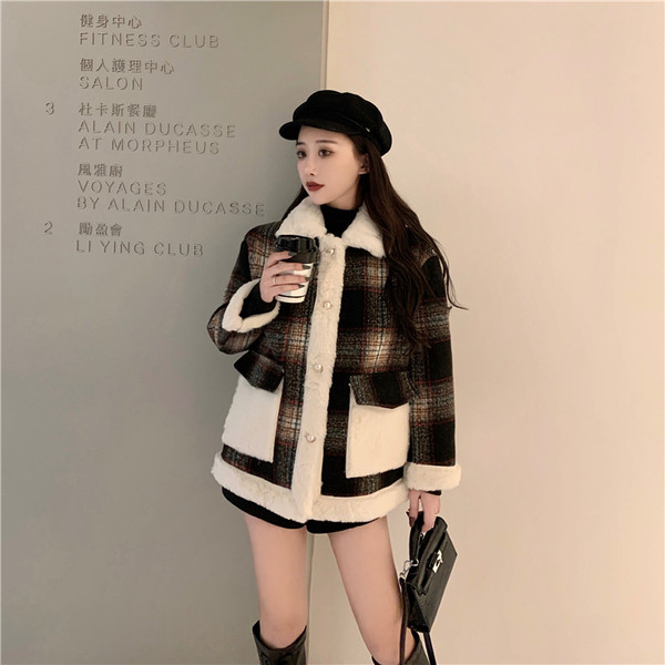 Palton de iarnă strâmt în carouri, cu nasturi și buzunare