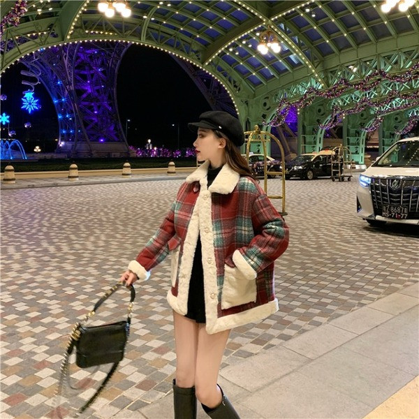 Palton de iarnă strâmt în carouri, cu nasturi și buzunare