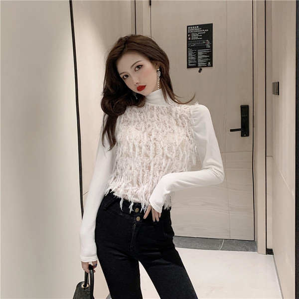 Bluză modernă, cu guler polo și franjuri, în alb și negru