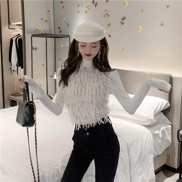 Bluză modernă, cu guler polo și franjuri, în alb și negru