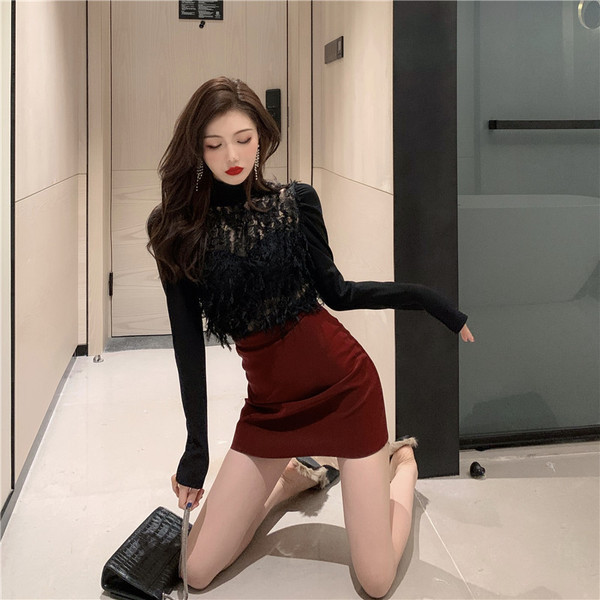 Bluză modernă, cu guler polo și franjuri, în alb și negru