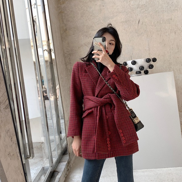 Palton de primavara-toamna in carouri cu curea de culoare visiniu