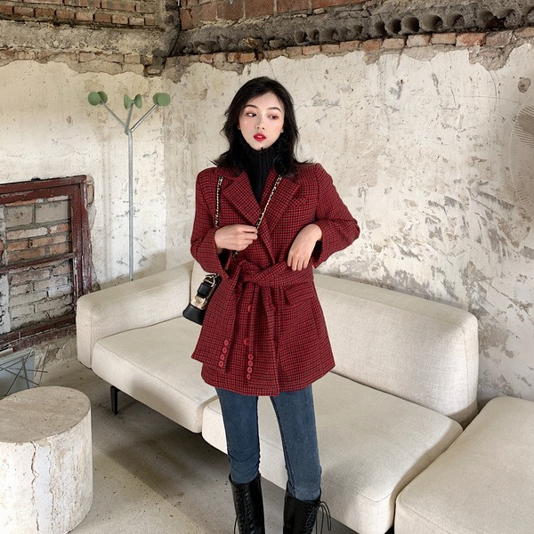 Palton de primavara-toamna in carouri cu curea de culoare visiniu