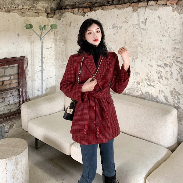 Palton de primavara-toamna in carouri cu curea de culoare visiniu