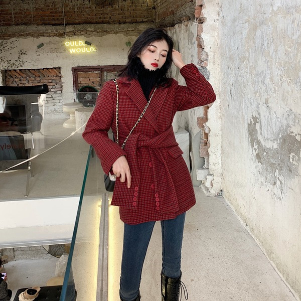 Palton de primavara-toamna in carouri cu curea de culoare visiniu