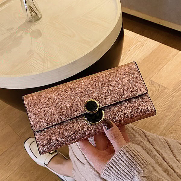 Έκο δερμάτινο γυναικείο πορτοφόλι με κομψό αποτέλεσμα και μεταλλική στερέωση