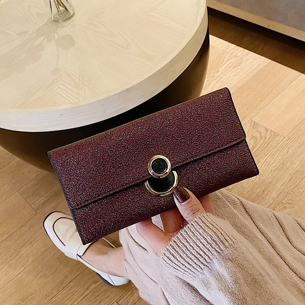 Έκο δερμάτινο γυναικείο πορτοφόλι με κομψό αποτέλεσμα και μεταλλική στερέωση