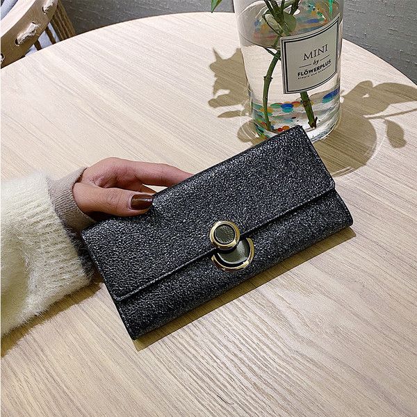 Έκο δερμάτινο γυναικείο πορτοφόλι με κομψό αποτέλεσμα και μεταλλική στερέωση