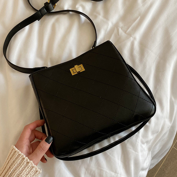 Geanta de dama din piele cu maner lung in negru, maro, visiniu si alb