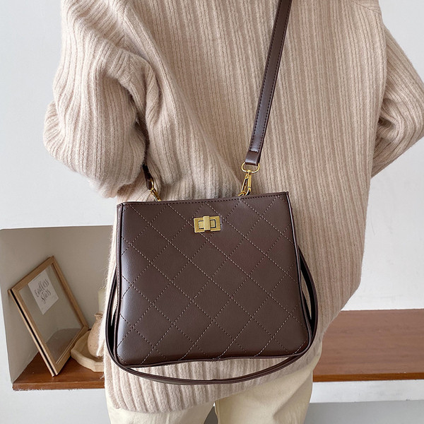 Geanta de dama din piele cu maner lung in negru, maro, visiniu si alb