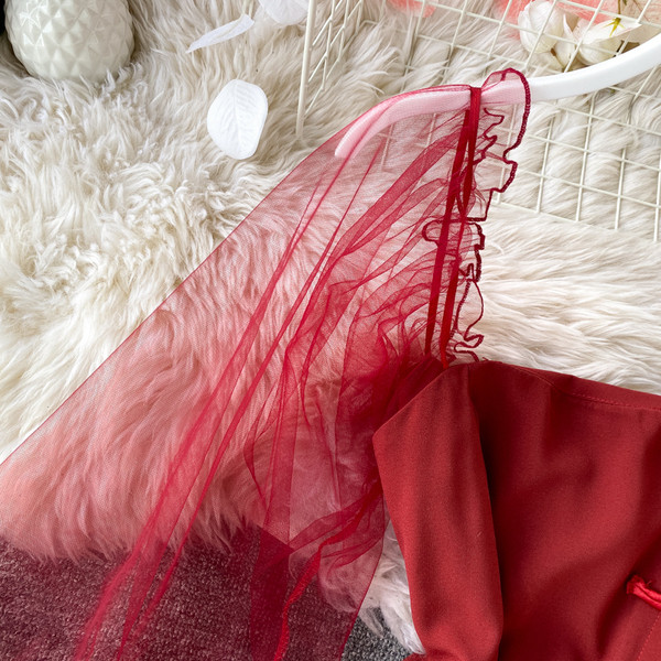 Rochie moderna de dama cu maneci din tul de culoare rosie