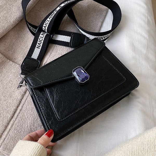 Geanta de dama din piele cu maner lung si inchidere metalica