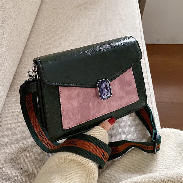 Geanta de dama din piele cu maner lung si inchidere metalica