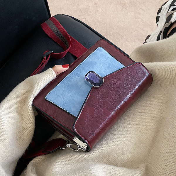 Geanta de dama din piele cu maner lung si inchidere metalica