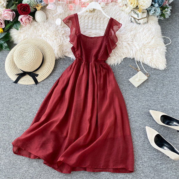 Rochie de dama moderna decupata model cu bretele si decolteu patrat in visiniu