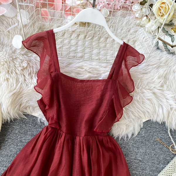 Rochie de dama moderna decupata model cu bretele si decolteu patrat in visiniu