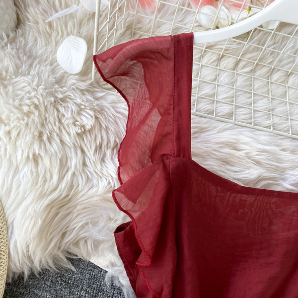 Rochie de dama moderna decupata model cu bretele si decolteu patrat in visiniu