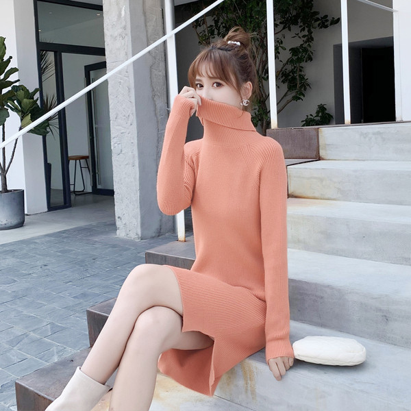 Rochie de iarna de dama tricotata cu guler inalt in culoarea piersicii, bej, albastru si negru