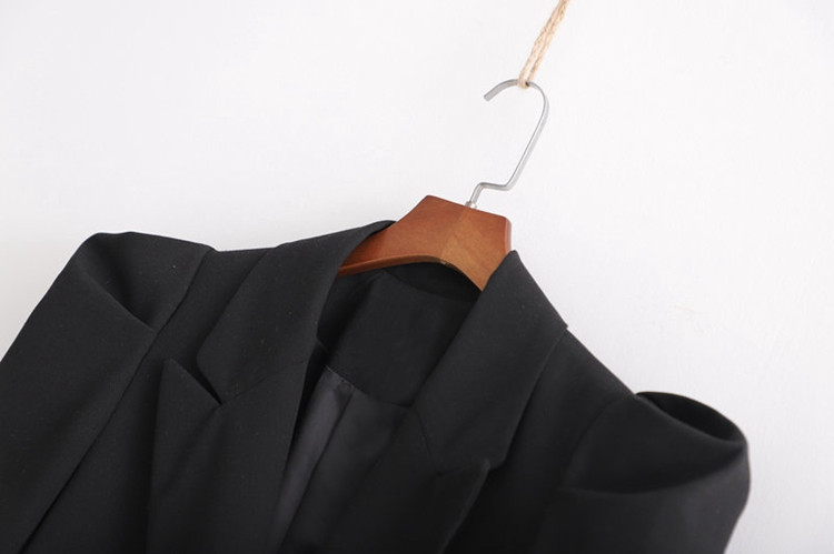 Jachetă modernă de toamnă de culoare neagră, cu mâneci bufante, decolteu adânc și curea