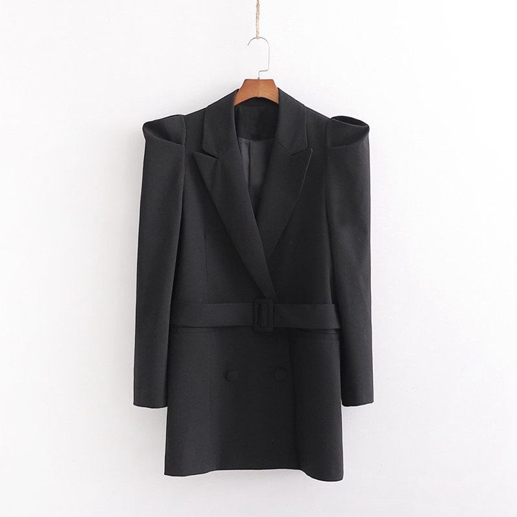 Модерно есенно сако в черен цвят с буфан ръкав ,дълбоко деколте и колан 