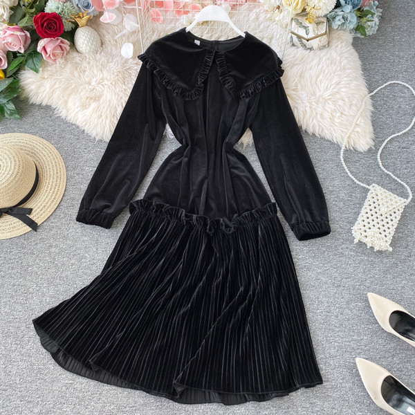 Rochie de dama eleganta din catifea neagra cu maneci lungi - model croiat