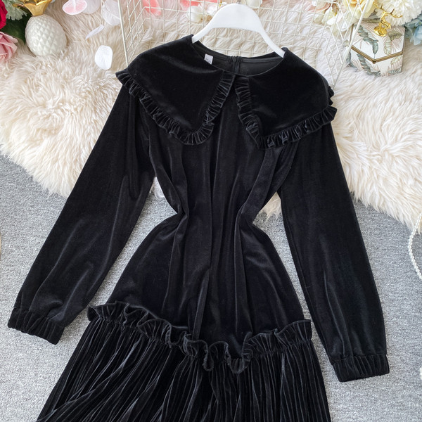 Rochie de dama eleganta din catifea neagra cu maneci lungi - model croiat