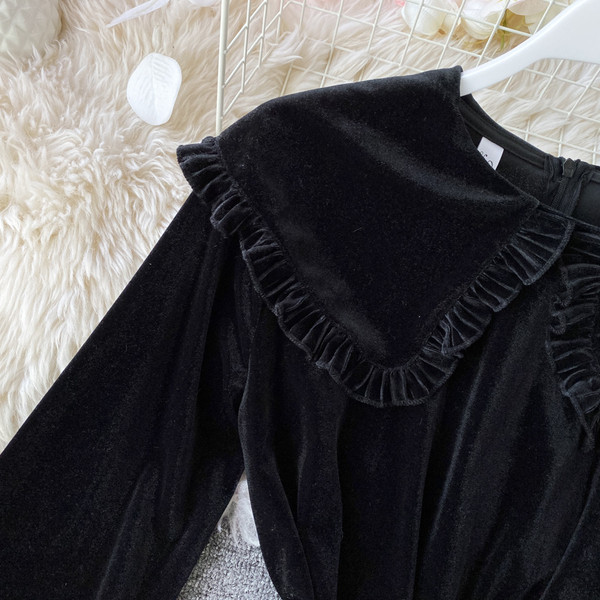 Rochie de dama eleganta din catifea neagra cu maneci lungi - model croiat