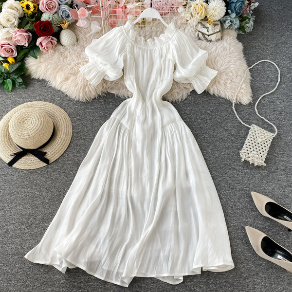 Rochie modernă de damă cu mâneci scurte și decolteu barcă în alb