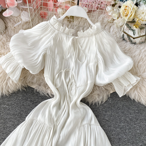 Rochie modernă de damă cu mâneci scurte și decolteu barcă în alb