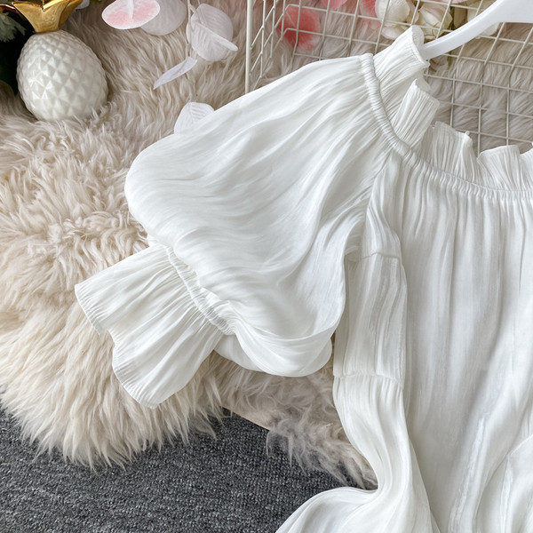 Rochie modernă de damă cu mâneci scurte și decolteu barcă în alb