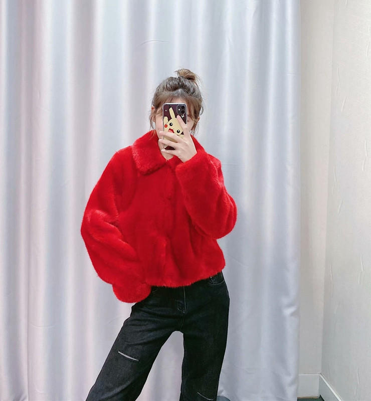 Palton modern scurt de puf cu nasturi în roșu și negru