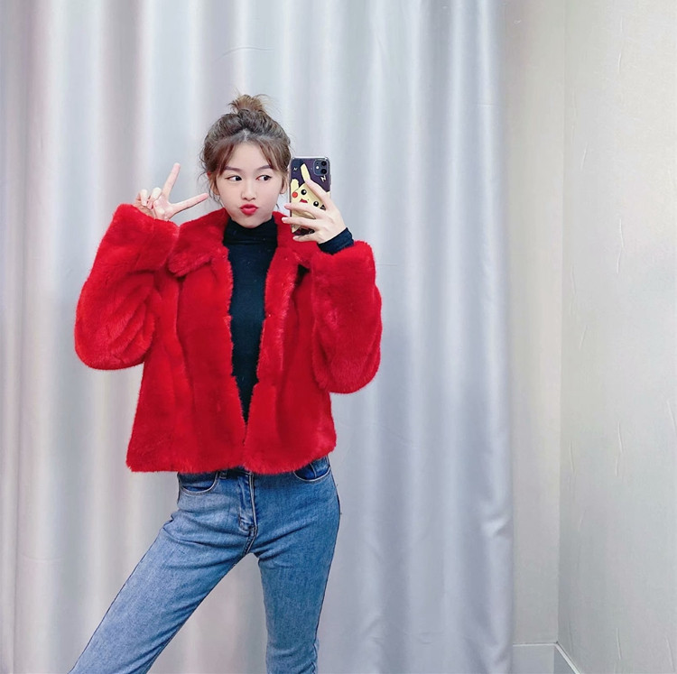 Palton modern scurt de puf cu nasturi în roșu și negru