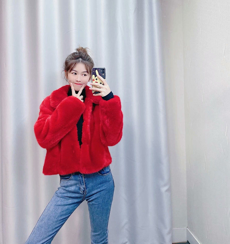 Palton modern scurt de puf cu nasturi în roșu și negru