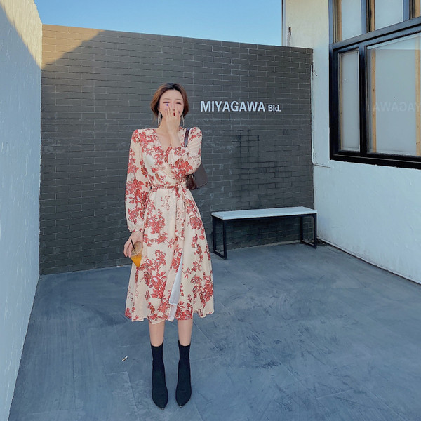 Rochie de dama jacquard cu decolteu spitz, curea si motive florale