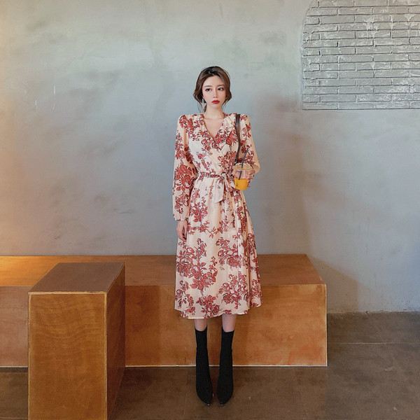 Rochie de dama jacquard cu decolteu spitz, curea si motive florale