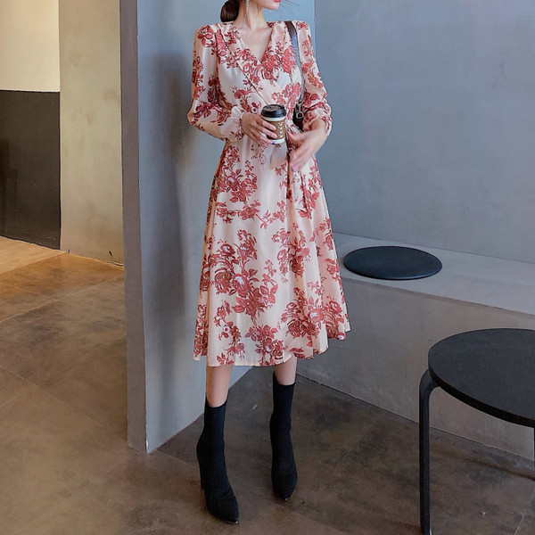 Rochie de dama jacquard cu decolteu spitz, curea si motive florale