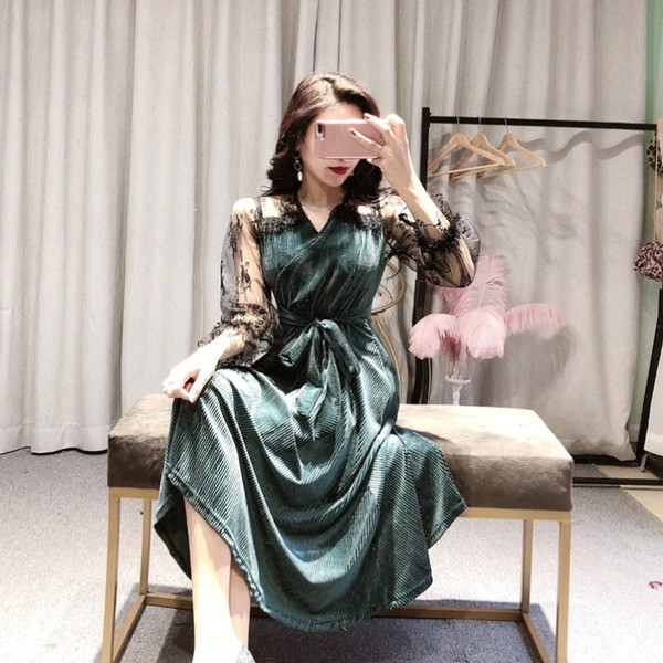 Rochie elegantă de damă, cu curea, decolteu spitz și mâneci din tul, în negru și verde