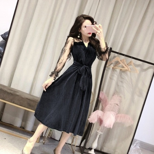 Rochie elegantă de damă, cu curea, decolteu spitz și mâneci din tul, în negru și verde